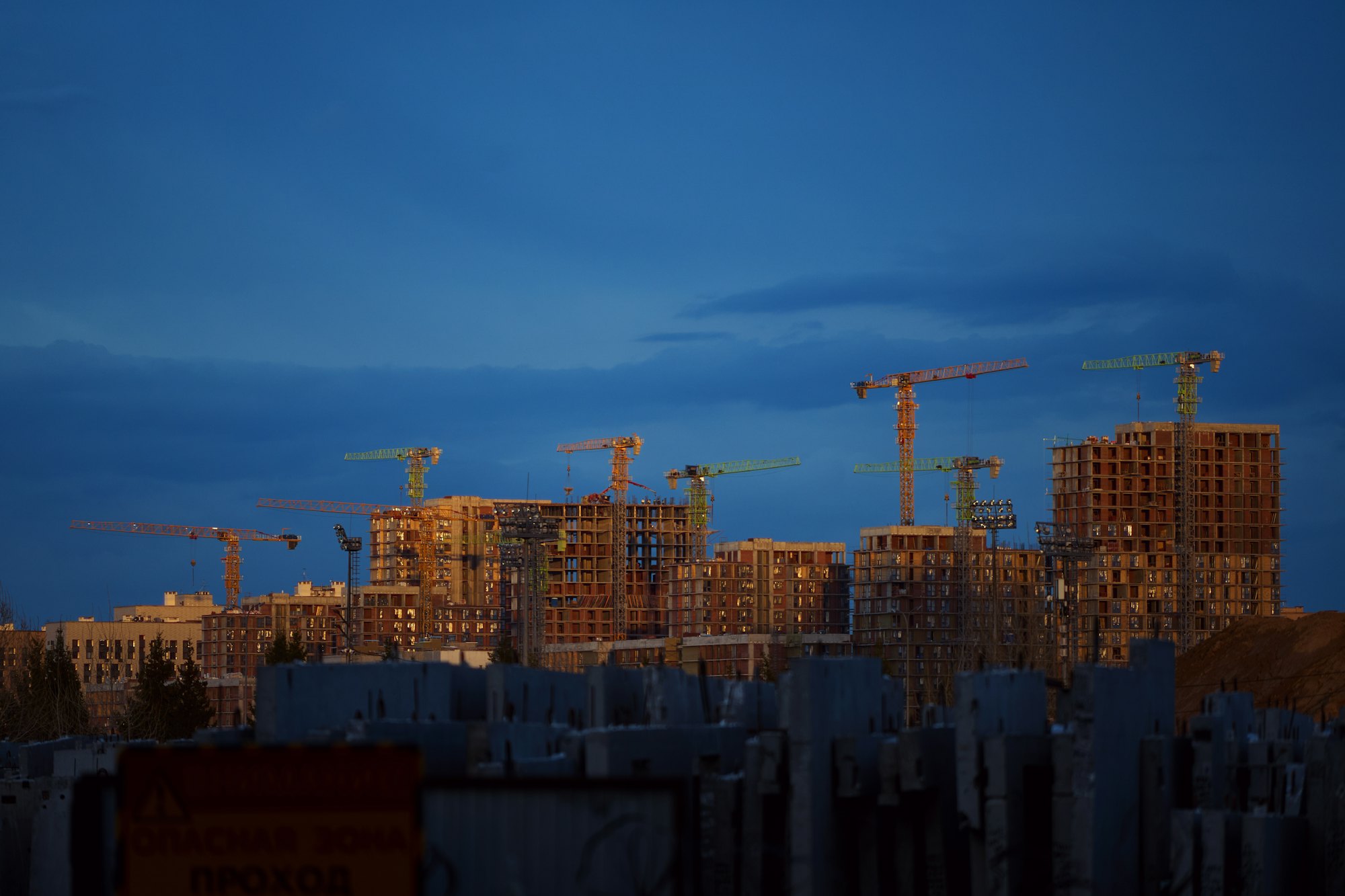 İnşaat alanında vinçler ve yükselen binalar / Construction cranes over rising buildings